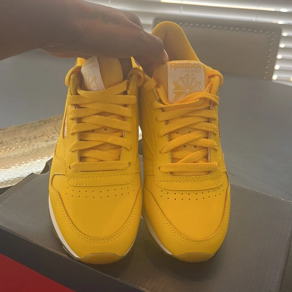 Classic Reeboks - Yellow & White - Picture 2 of 3